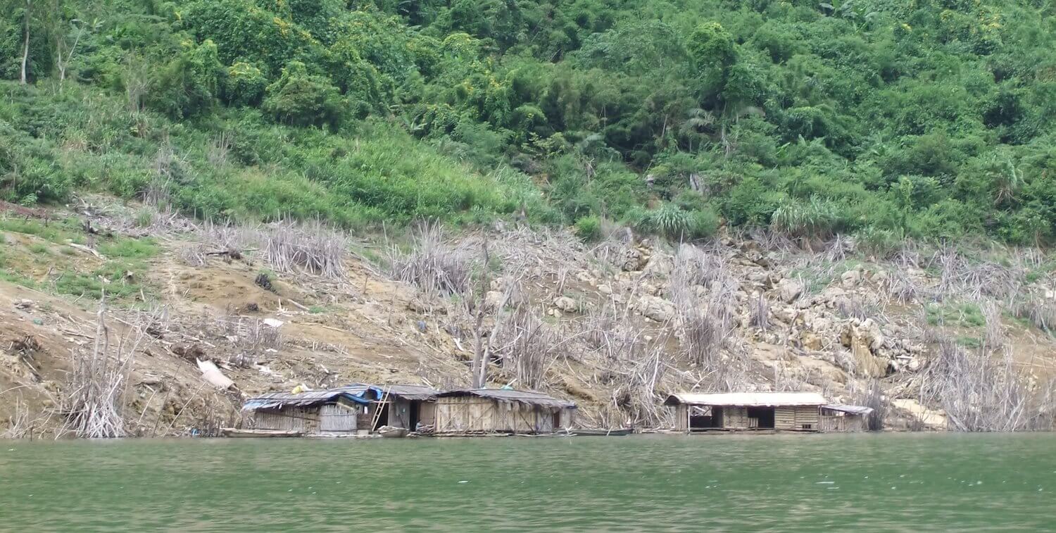 A couple houses on the end of the water.
