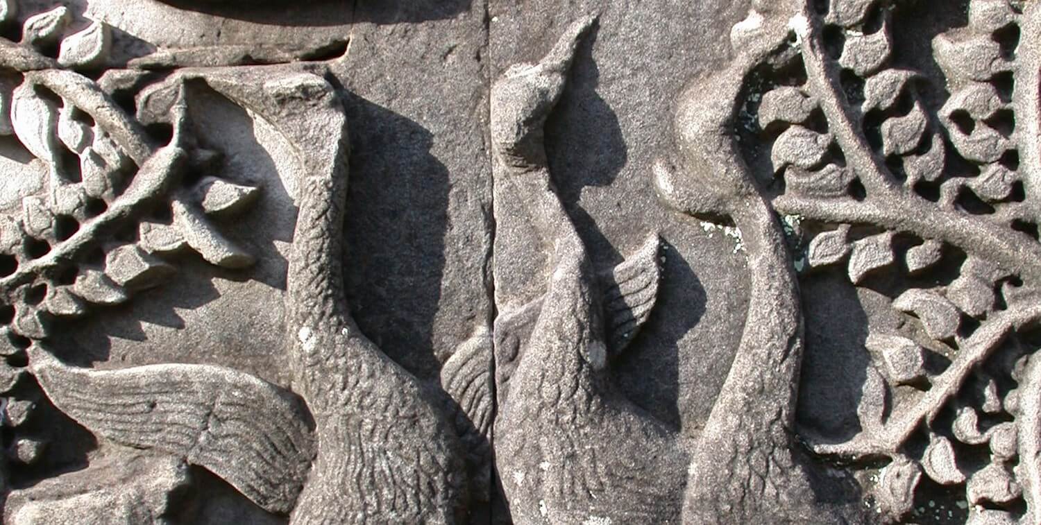 Trois grues sarus représentées sur la frise.