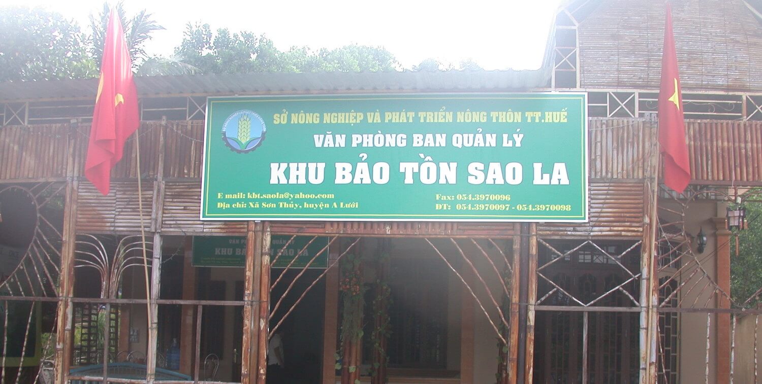 Large sign in Vietnamese.
