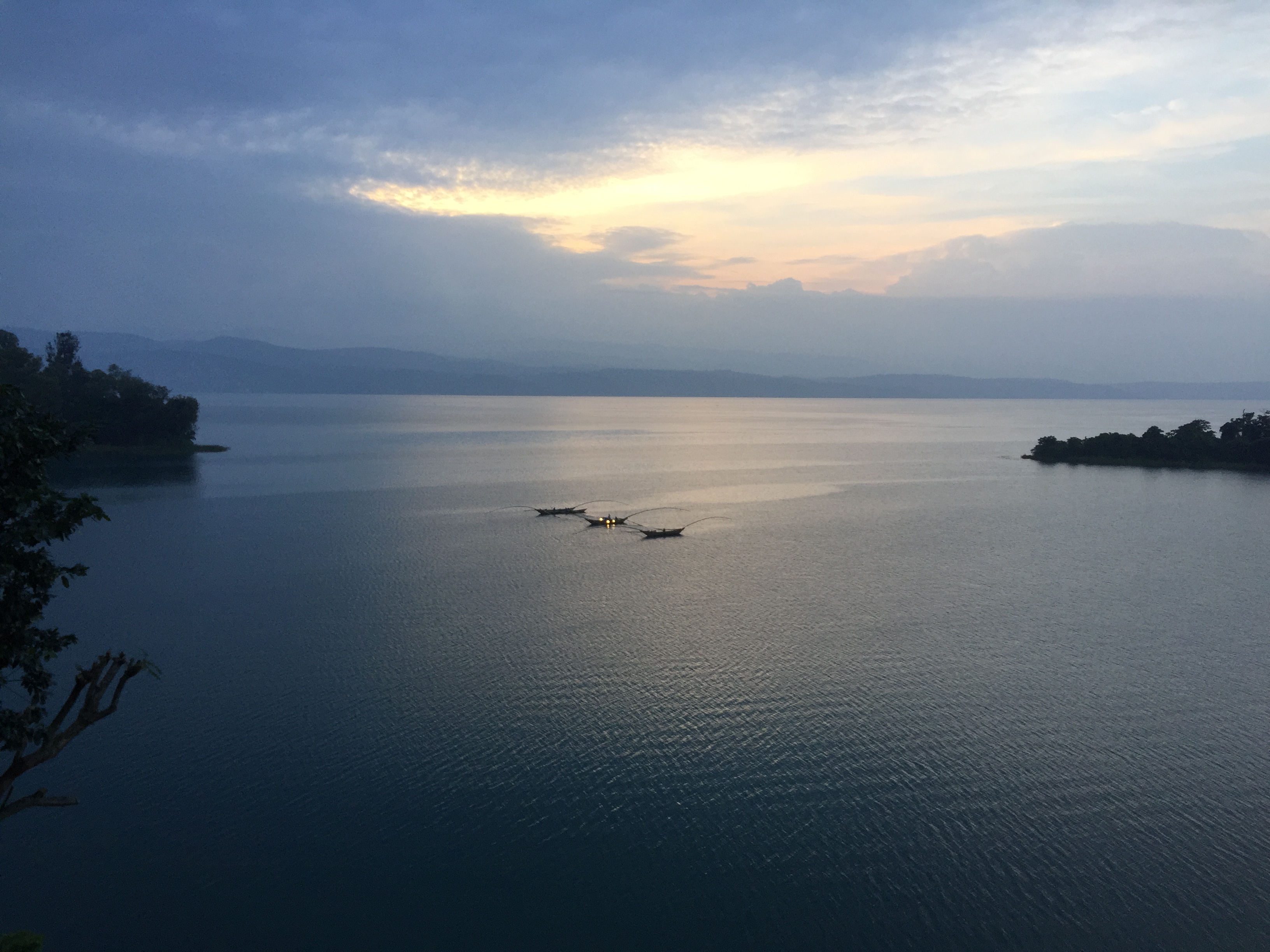 Lac Kivu au coucher du soleil sous un ciel tranquille