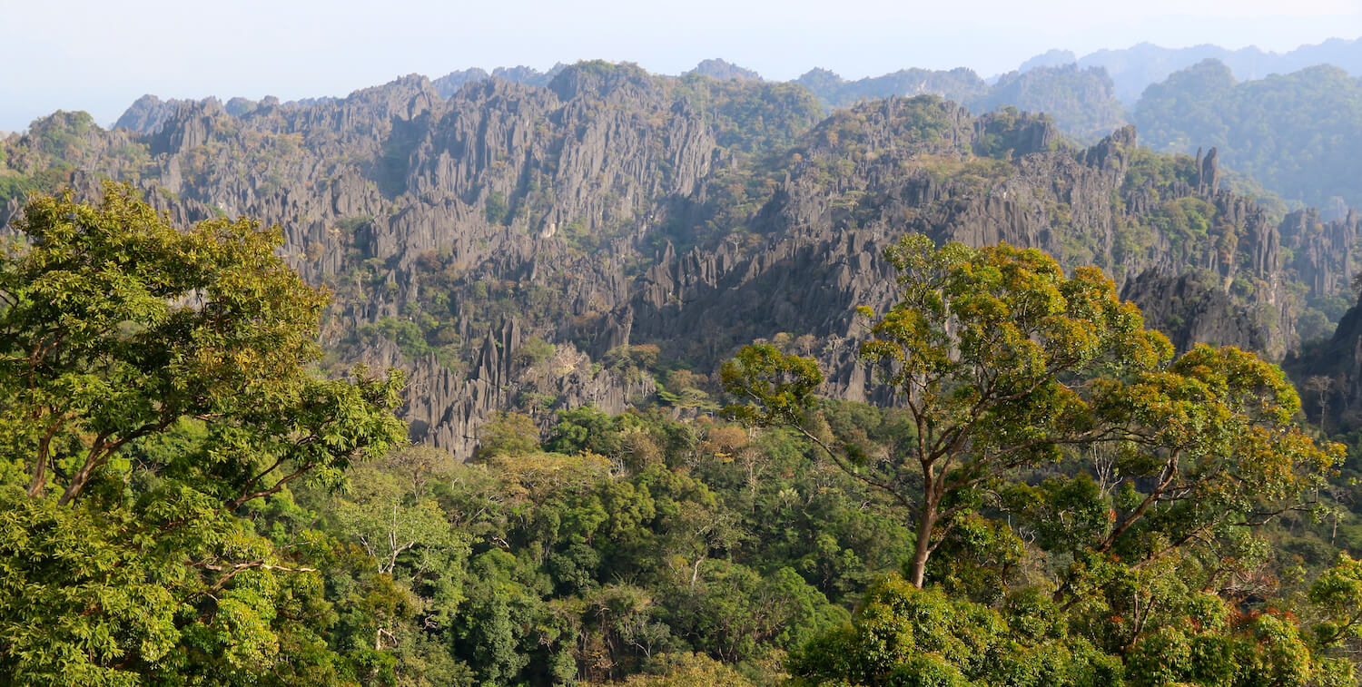 Paisaje verde y montañoso.