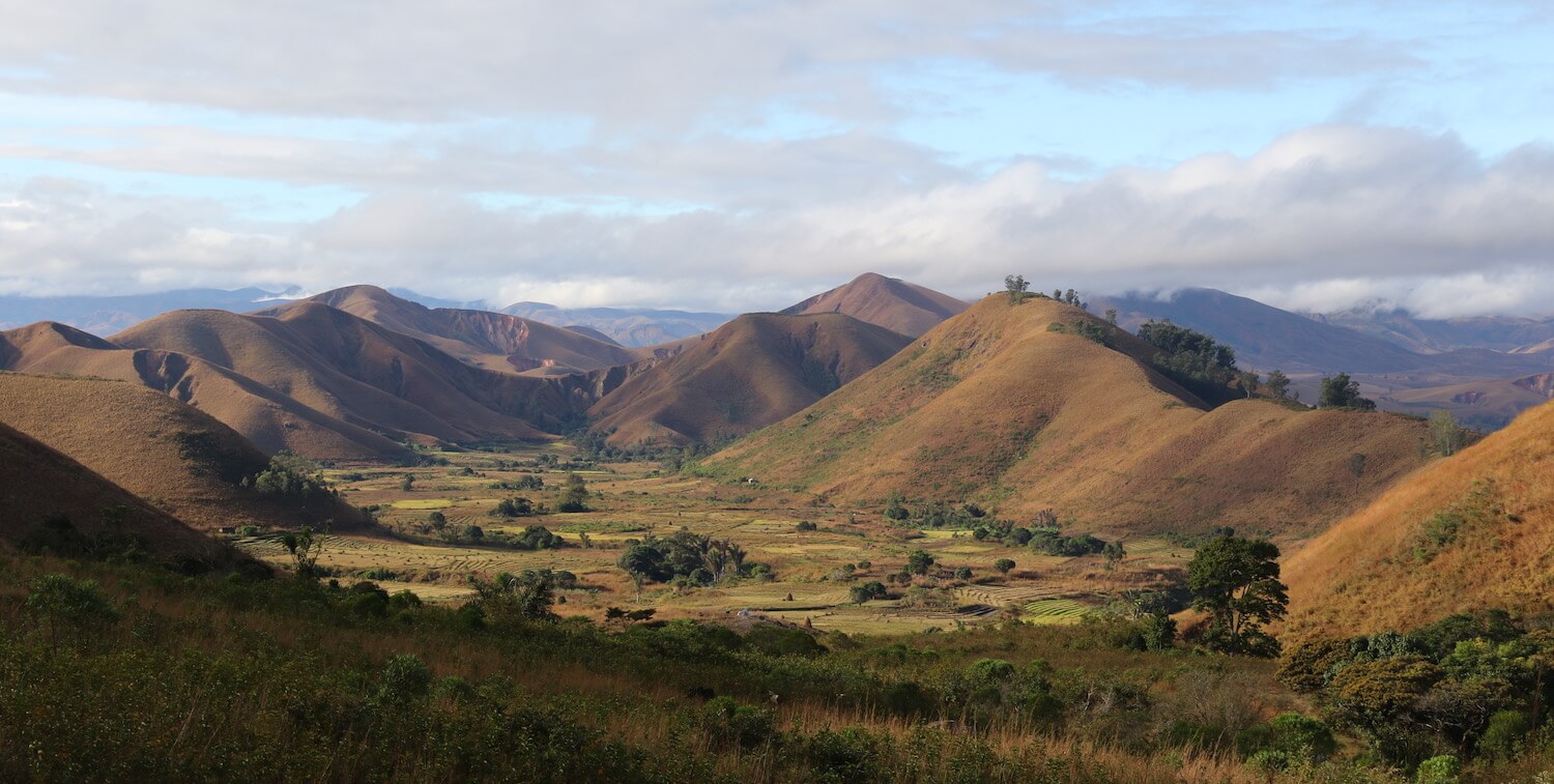 Valle rodeado de colinas marrones.