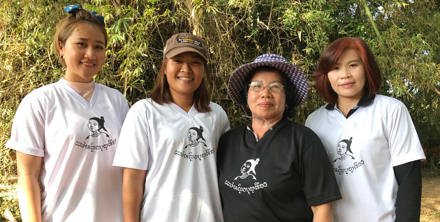 Quatre femmes se tiennent côte à côte et posent pour la photo.