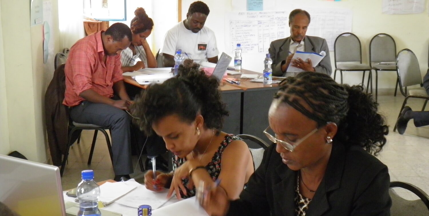 Six participants à l'atelier travaillant individuellement.