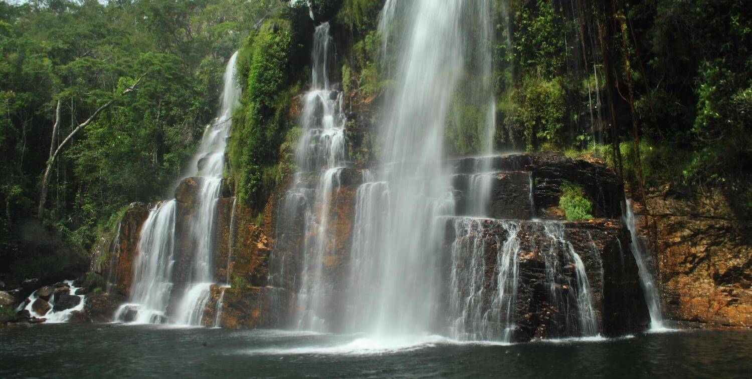 Cascada cayendo sobre la pared rocosa.