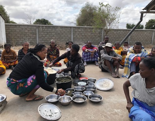 Las comidas se sirven en la clínica de tuberculosis.