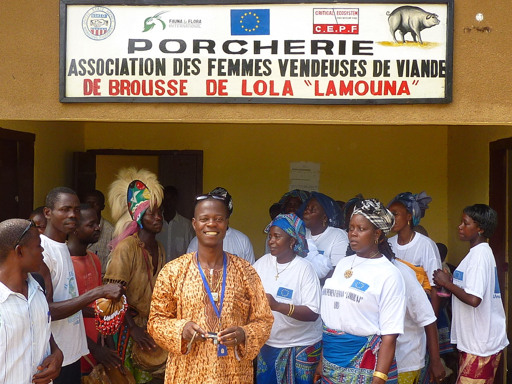 Inauguración de una pocilga comunitaria en Guinea, establecida para compensar las pérdidas en el comercio de carne de animales silvestres