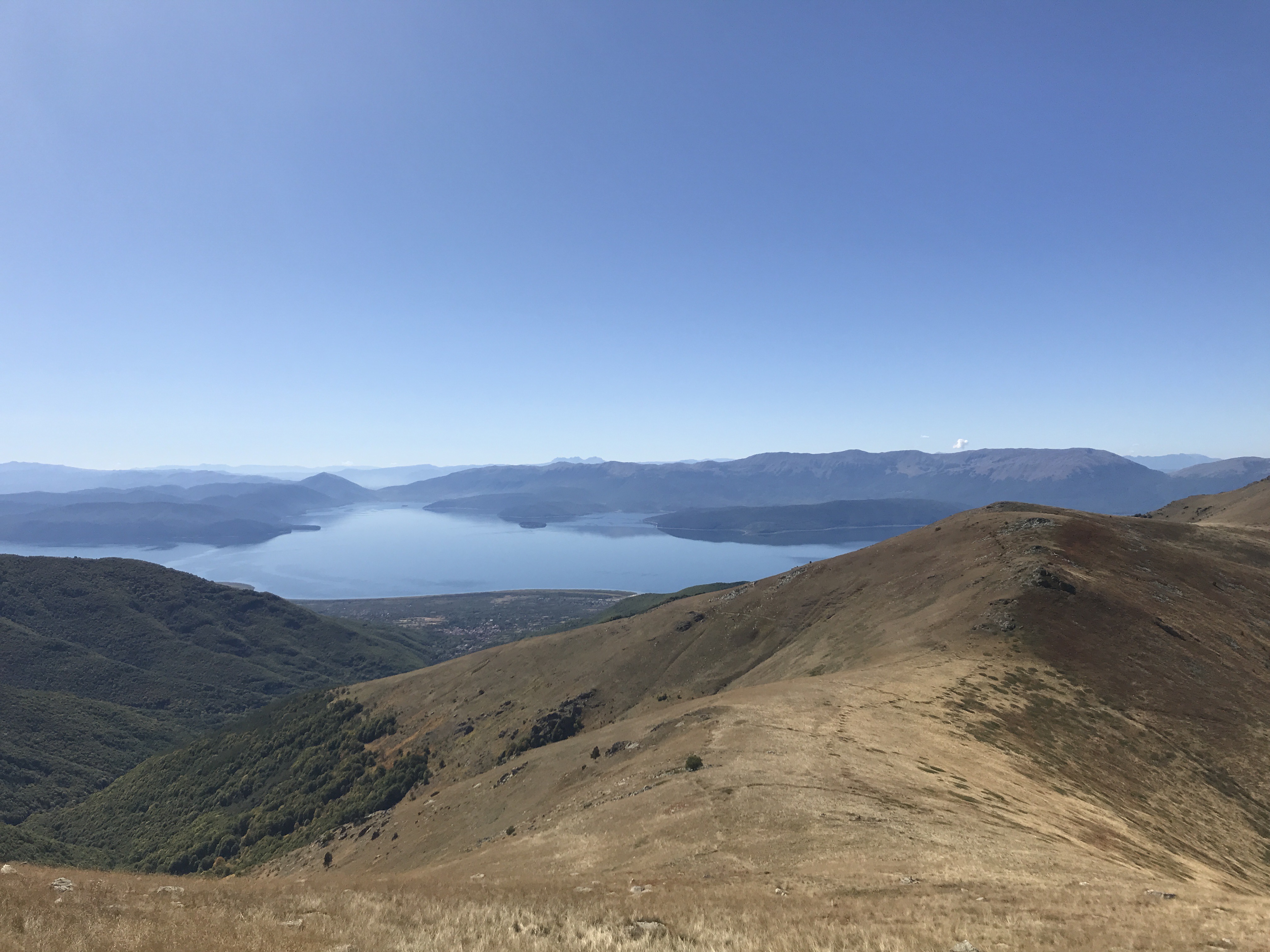 Vista sobre el lago Prespa desde el Parque Nacional Pellister, Macedonia del Norte