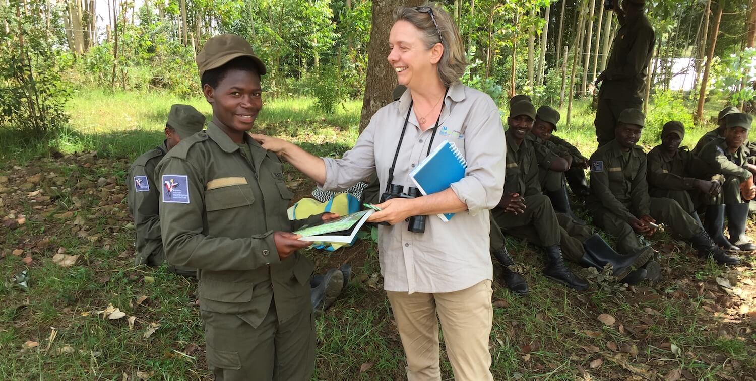 Femme avec la main sur l'épaule d'une femme ranger, souriante à la fois.