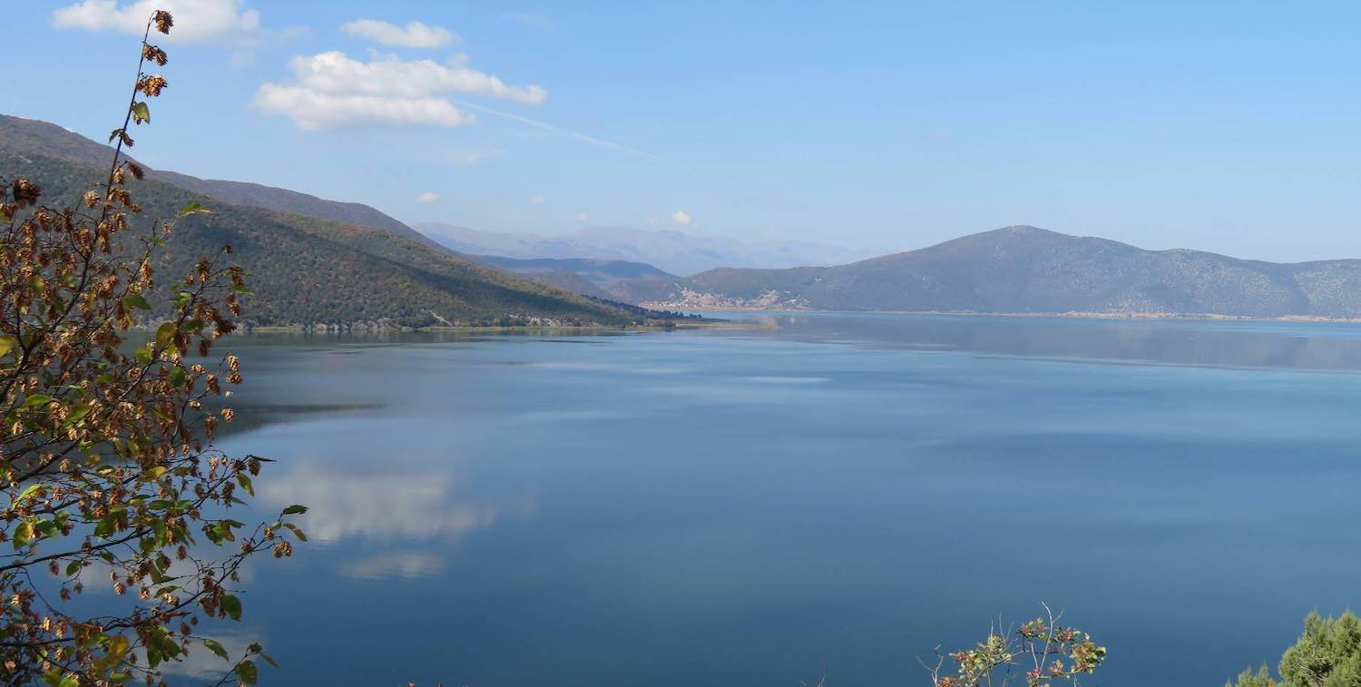 Paisaje tranquilo del lago, montañas de fondo.