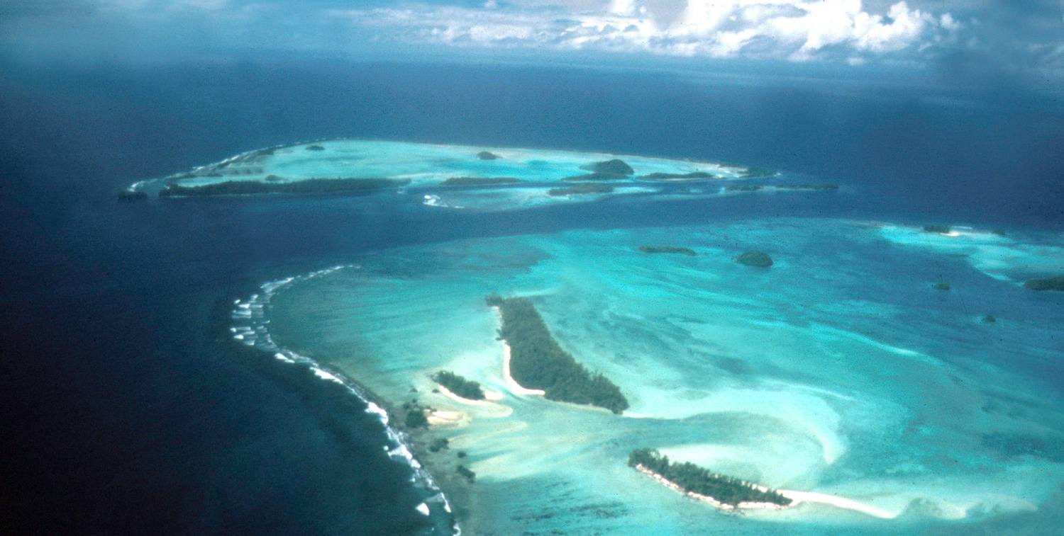 Vista aérea de la isla Rennell rodeada por un océano azul en las Islas Salomón.