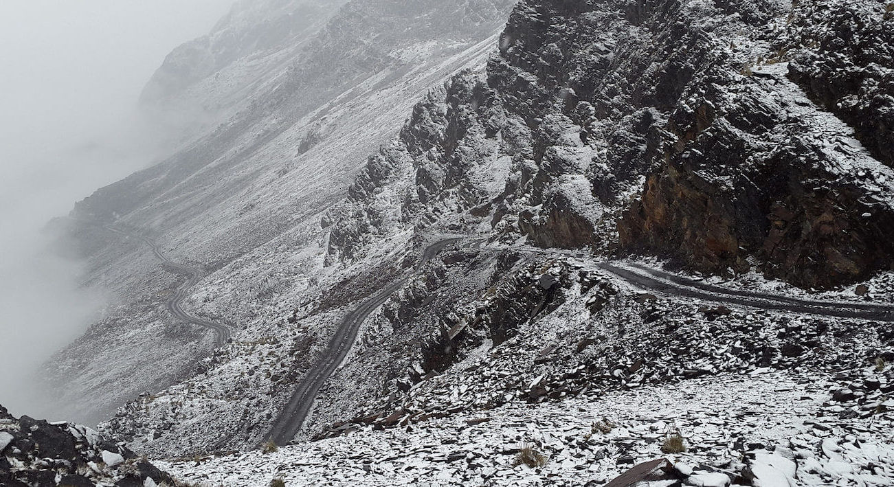 Carretera nevada y en zigzag.