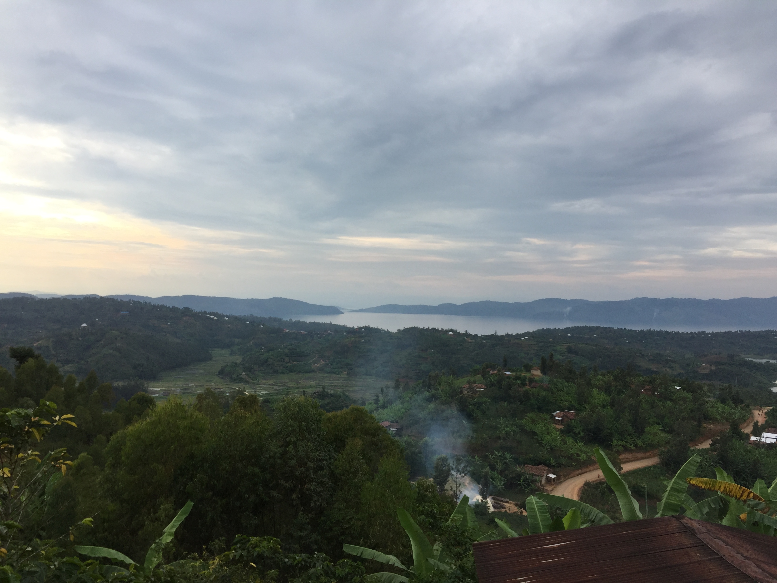Vista del lago Kivu a lo lejos sobre colinas boscosas
