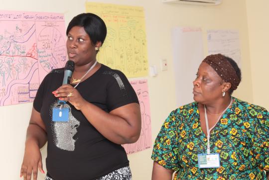 Mujeres aprendices presentando en una Masterclass en Ghana