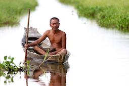 Couverture du rapport annuel 2017 du CEPF montrant un homme dans un petit bateau en bois sur le delta de l'Irradwaddy, Myanmar,
