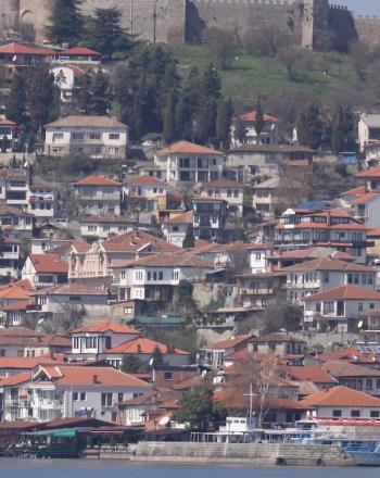 Casas muy juntas junto al mar.