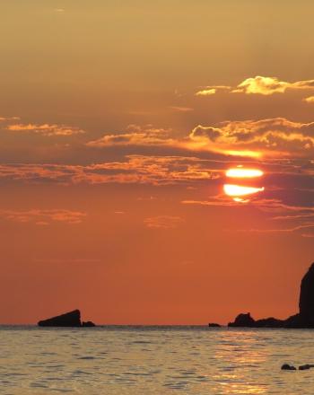 Puesta de sol o amanecer sobre el agua.