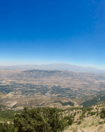 Vue en hauteur sur le paysage et le ciel bleu éclatant.