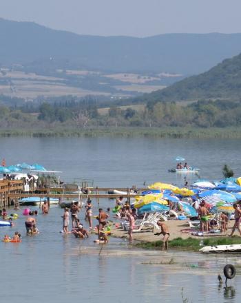 turistas en el lago