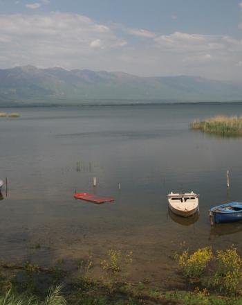 Lago con 3 botes pequeños.