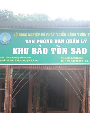 Large sign in Vietnamese.