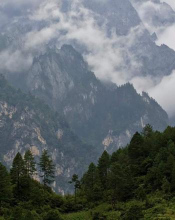 雲と山の風景。