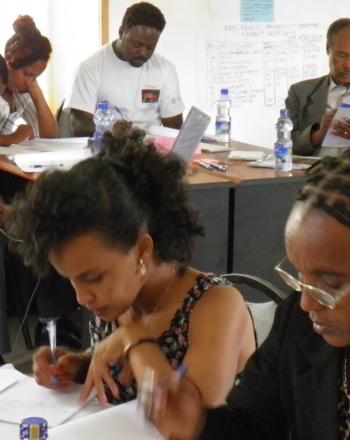 Seis participantes del taller trabajando individualmente.