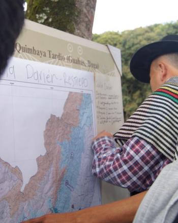 Algunas personas mirando el mapa en una cartulina.