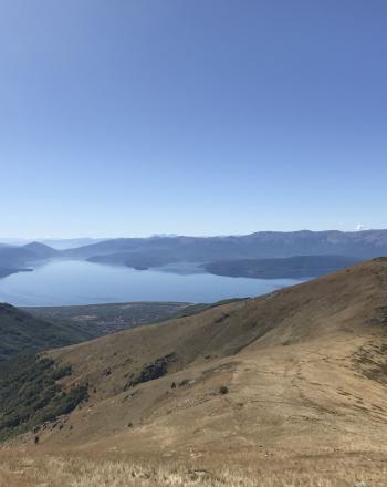 Vista sobre el lago Prespa desde el Parque Nacional Pellister, Macedonia del Norte
