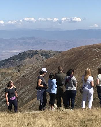 Groupe étudiant la flore dans les montagnes de la Macédoine du Nord