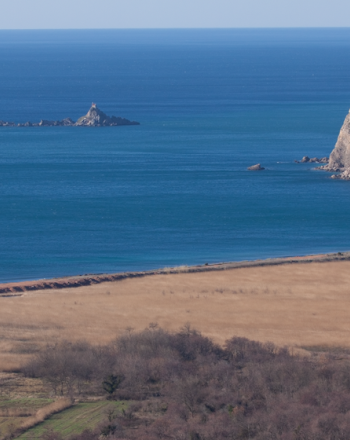 Costa, un par de pequeñas islas en la distancia.