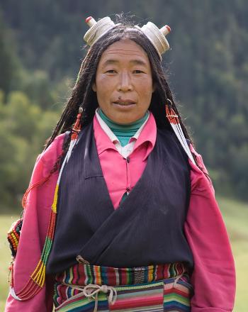 Portrait de femme debout à l'extérieur en costume traditionnel.