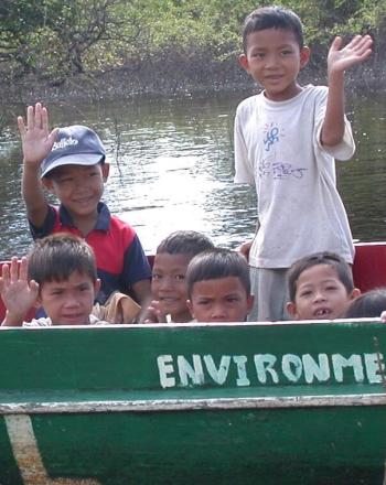 Enfants saluant de petit bateau.