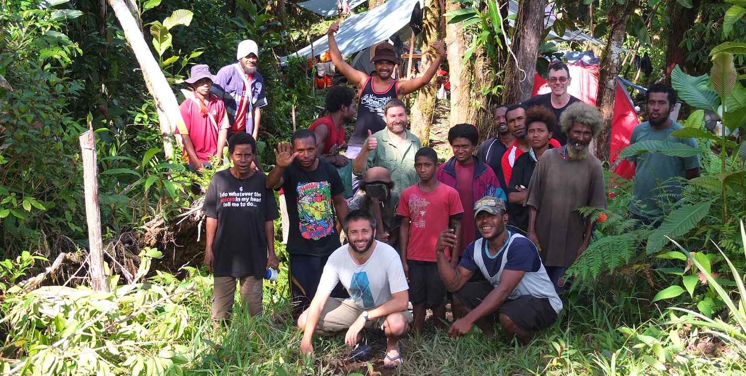 Grupo de hombres posan en una zona densamente vegetada en la isla Manus, Papua Nueva Guinea.