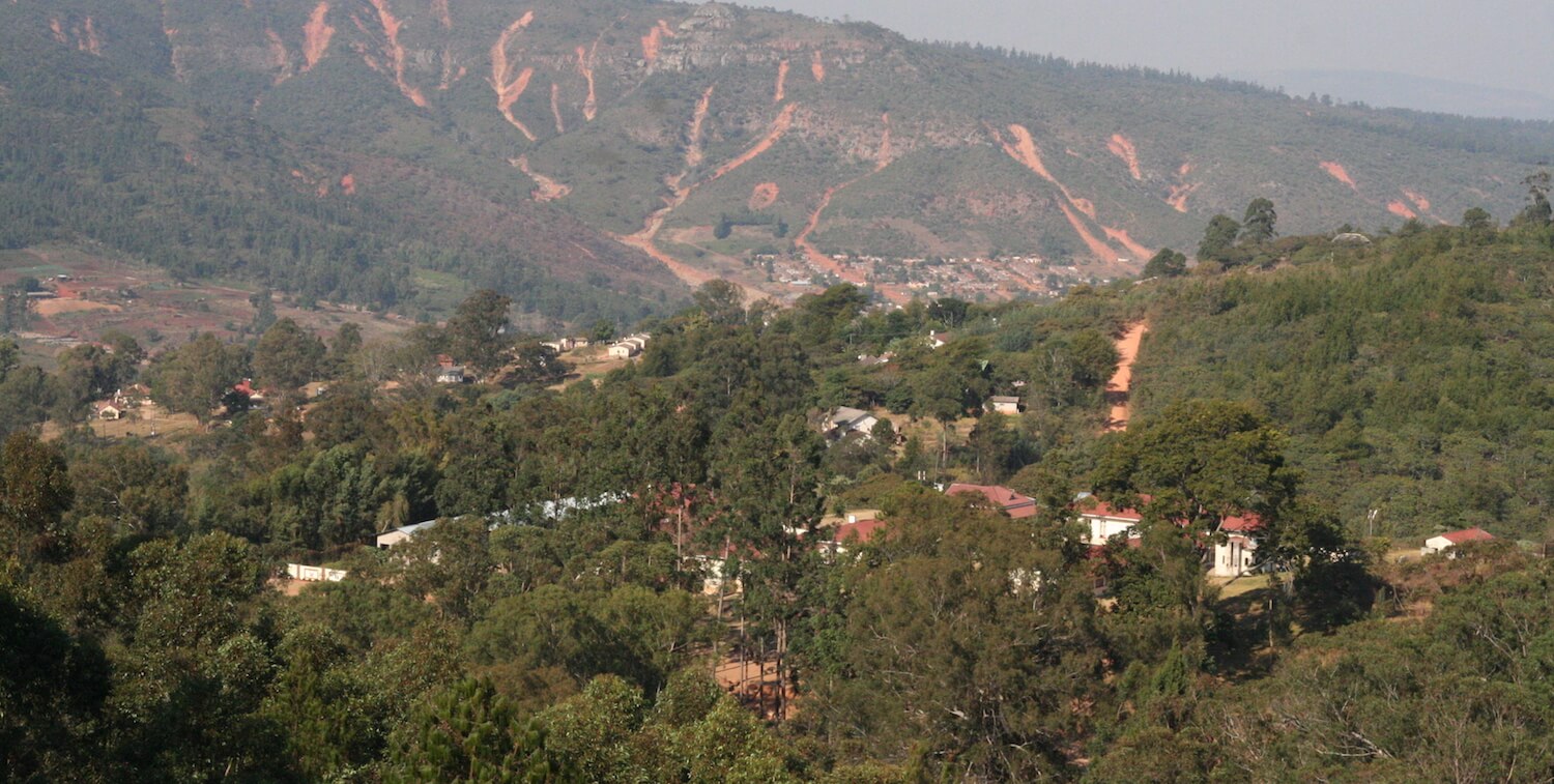 Colinas al fondo, algunas casas en primer plano.